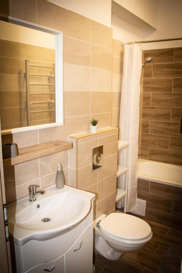 Loli Apartman Miskolc Exteriör bild