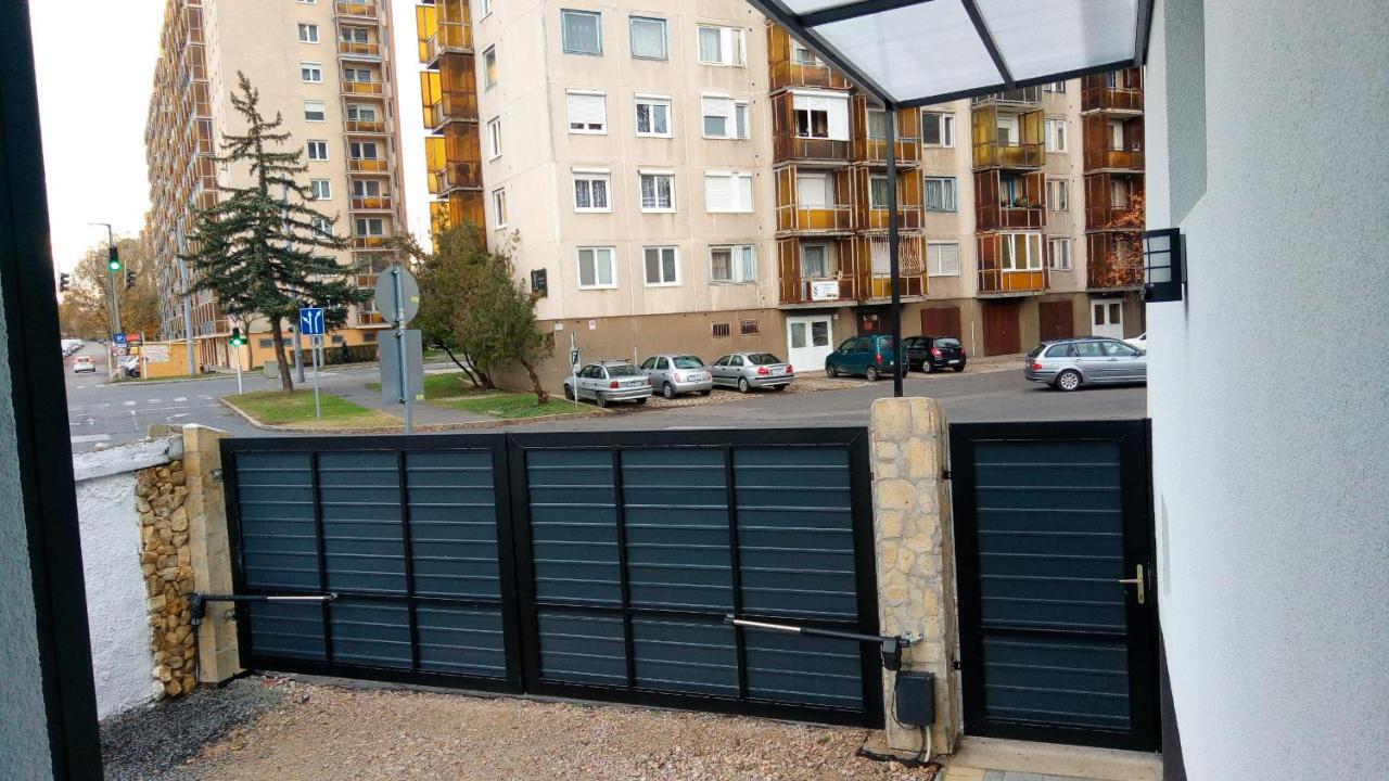 Loli Apartman Miskolc Exteriör bild